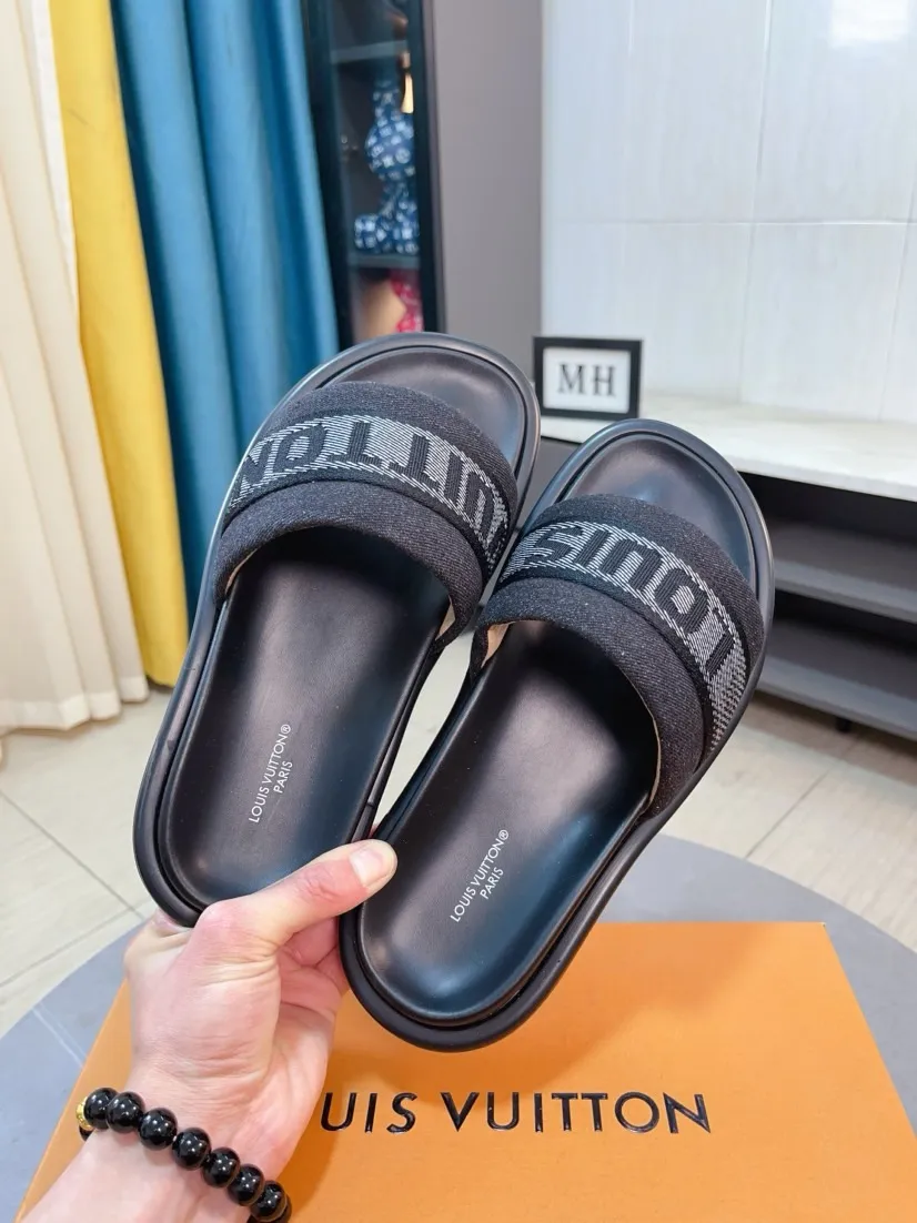 Ex-factory price 360🌹🌹 (lv-Louis Vuitton) New men's slippers, high-end boutique, exquisite embossed logo decoration on the upper, fine workmanship, super soft soles, casual, loose and comfortable, a must-have in summer! \nsize：38-44